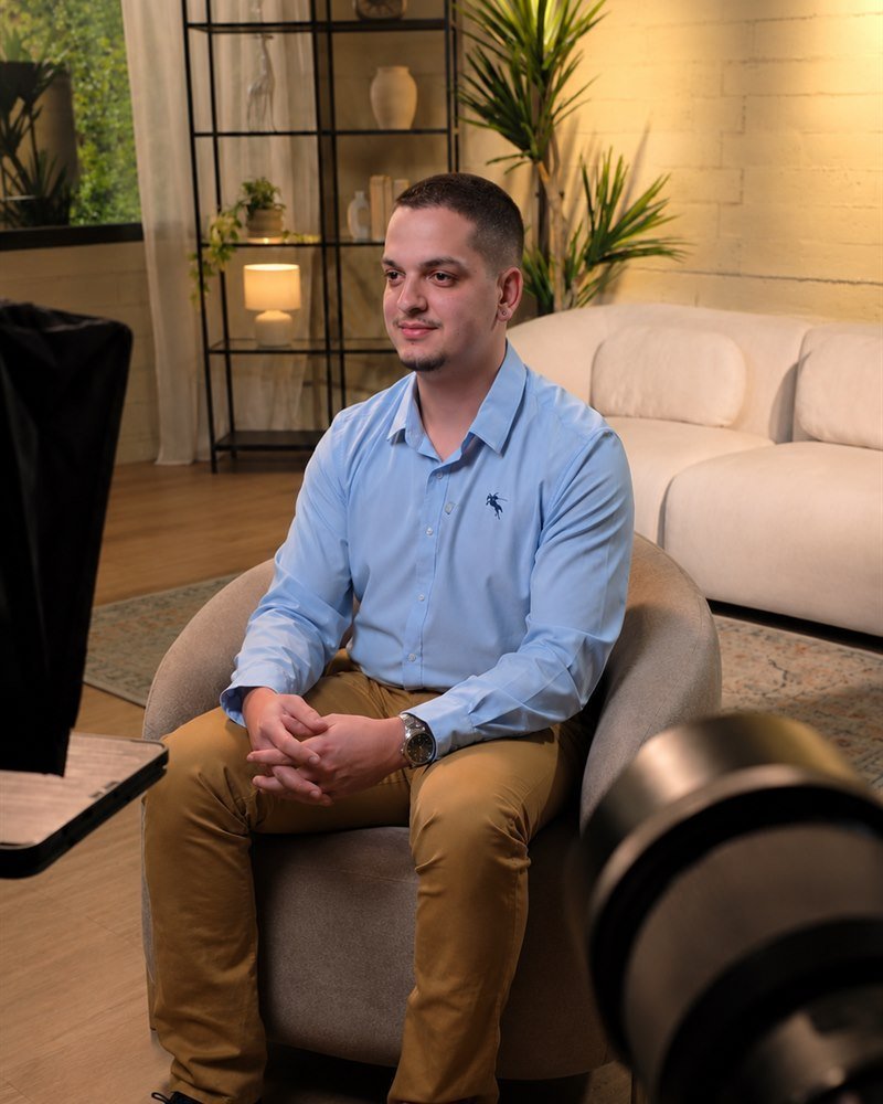 Daniel Asencio, fundador de AIMA Connect, en el estudio de grabación